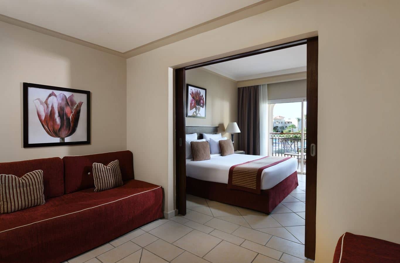 rooms-deluxe-familyroom-poolview
