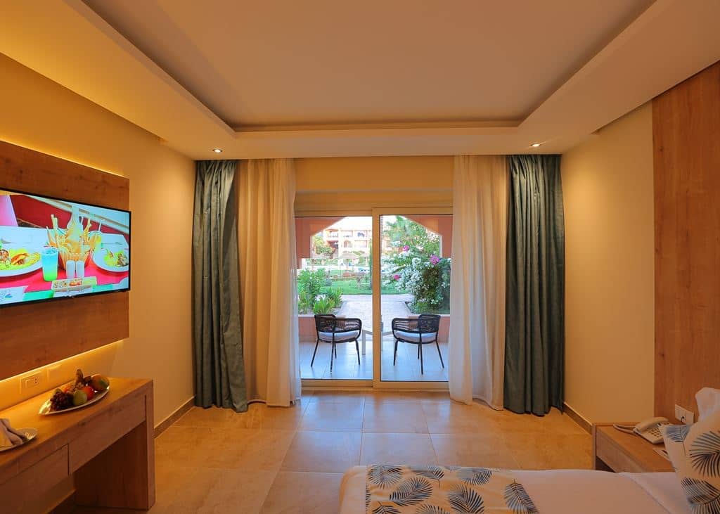 rooms-deluxe-family-room-gardenpool-view