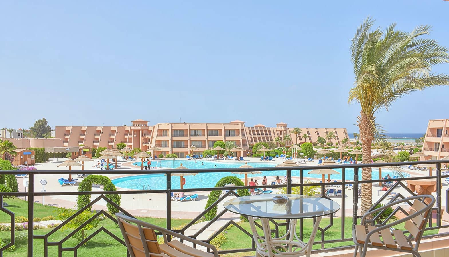 rooms-family-room-pool-view