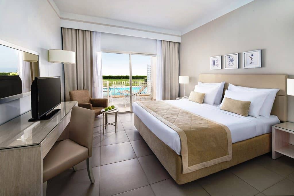 rooms-superior-standard-swim-up