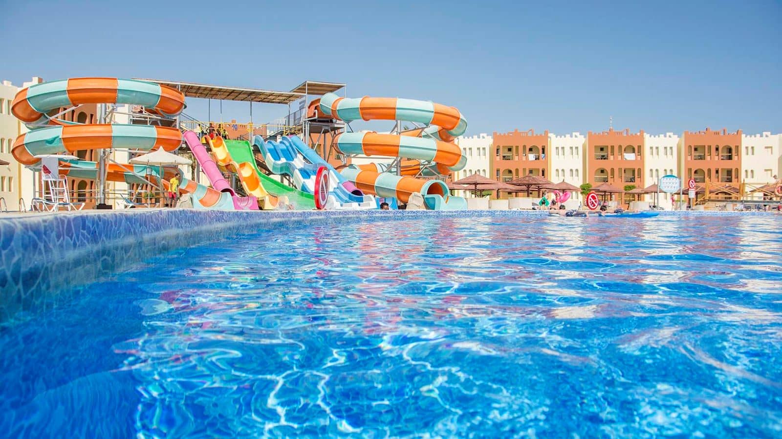 bars-family-pool-bar