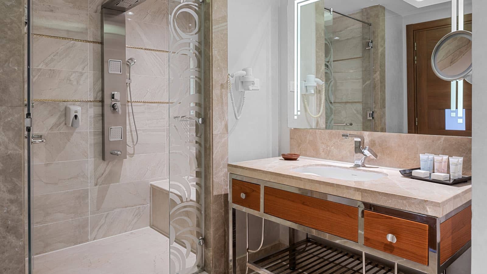 rooms-junior-suite-pool-view