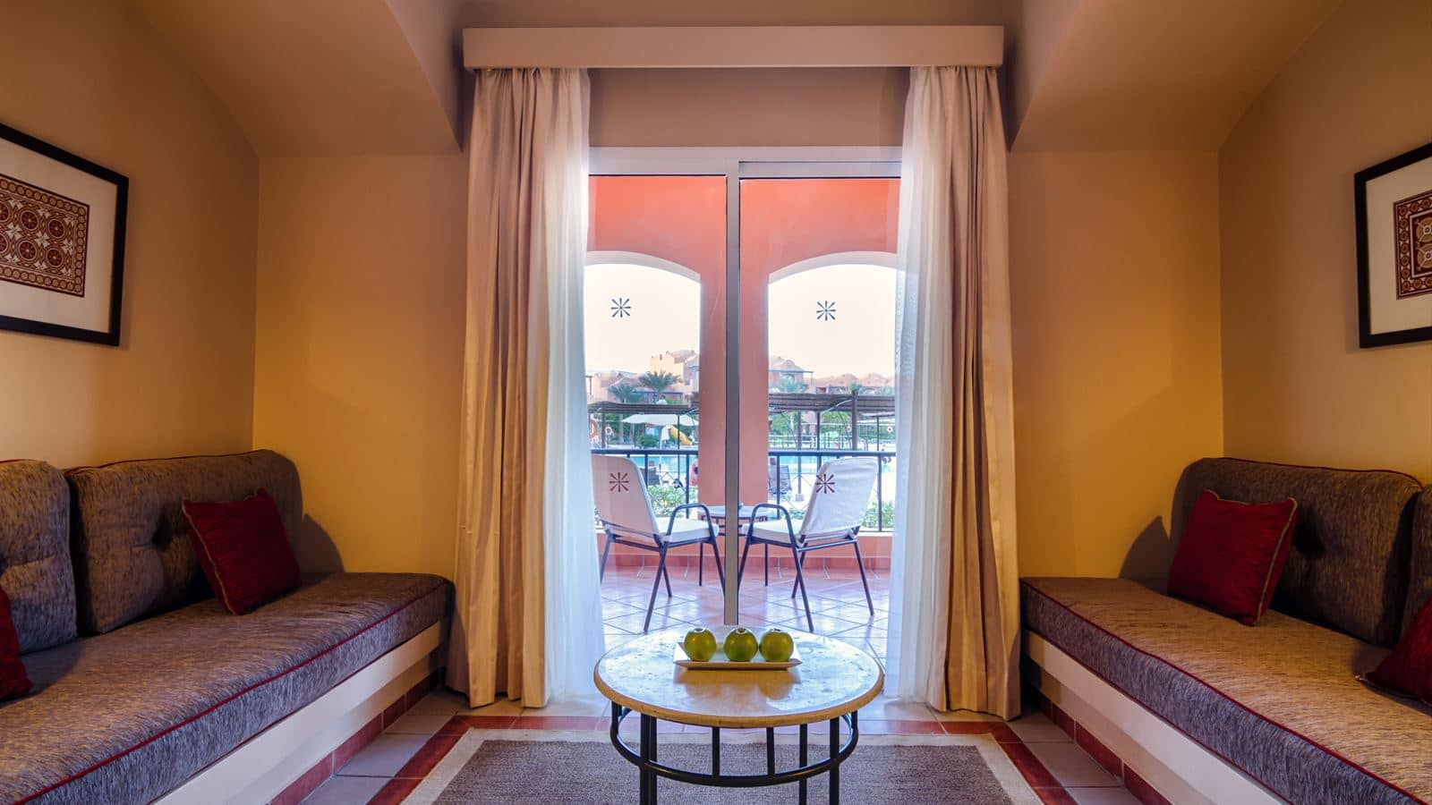 rooms-family-deluxe-pool-view