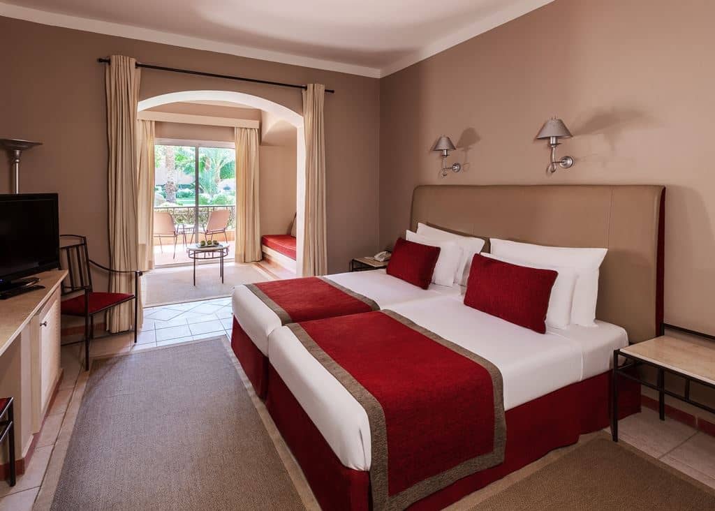 rooms-superior-family-room-pool-view