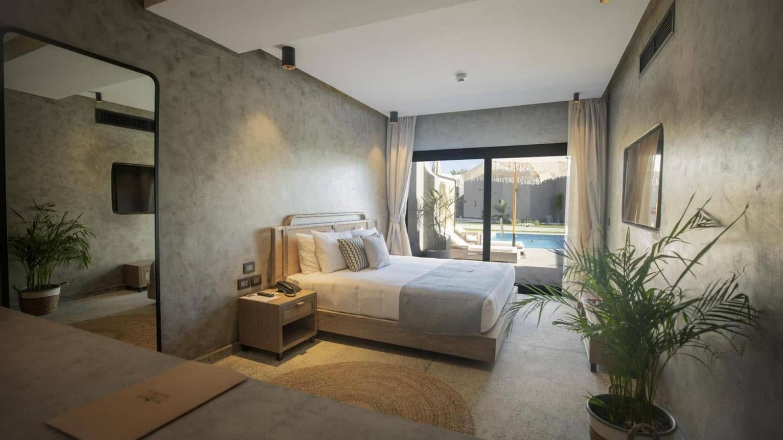 rooms-tucana-pool-suite-partial-sea-view