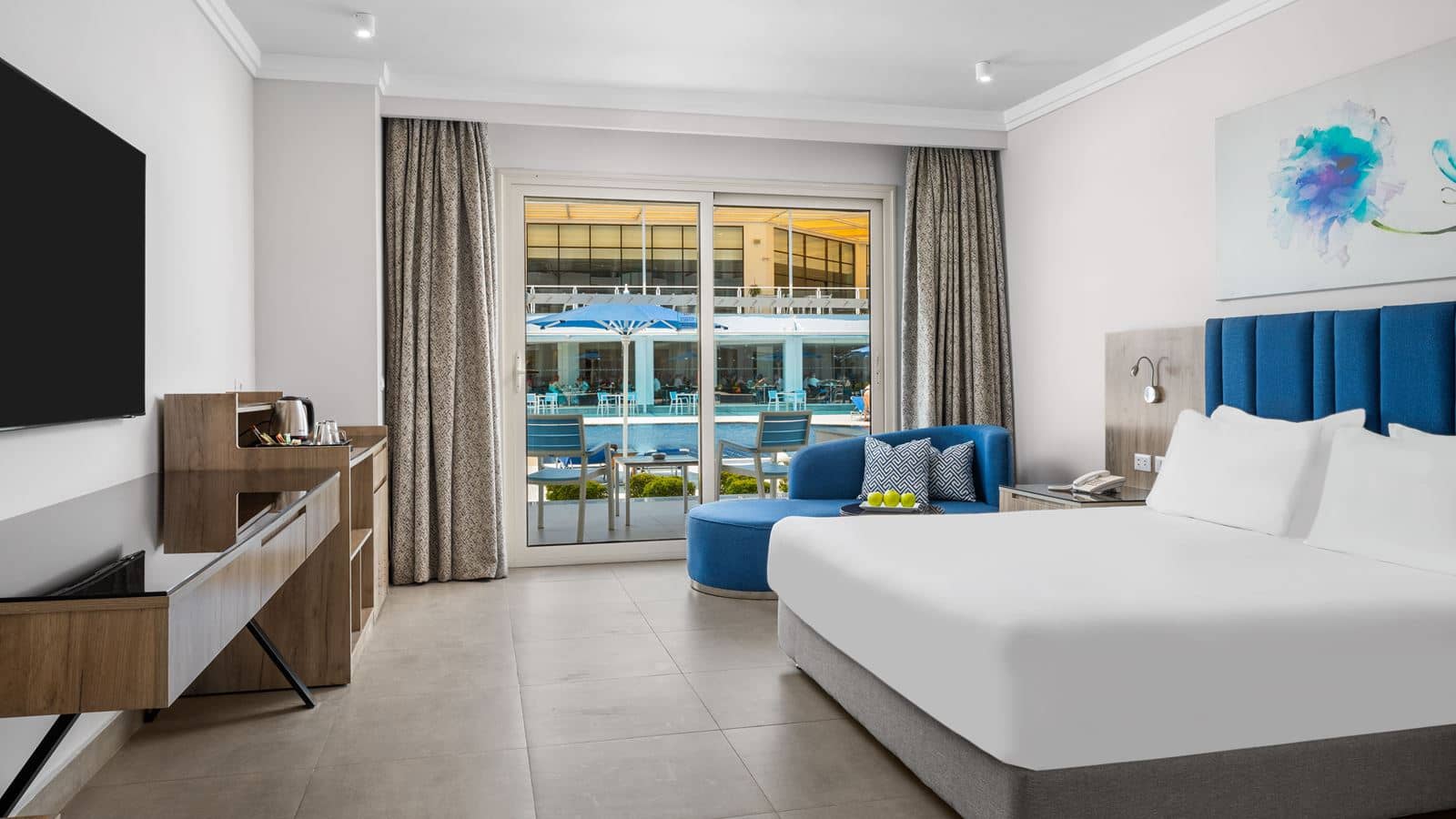 rooms-deluxe-room-side-sea-view