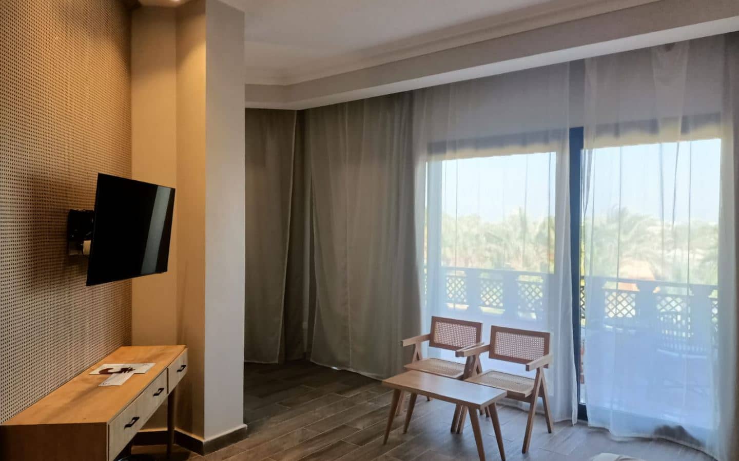 rooms-deluxe-family-room