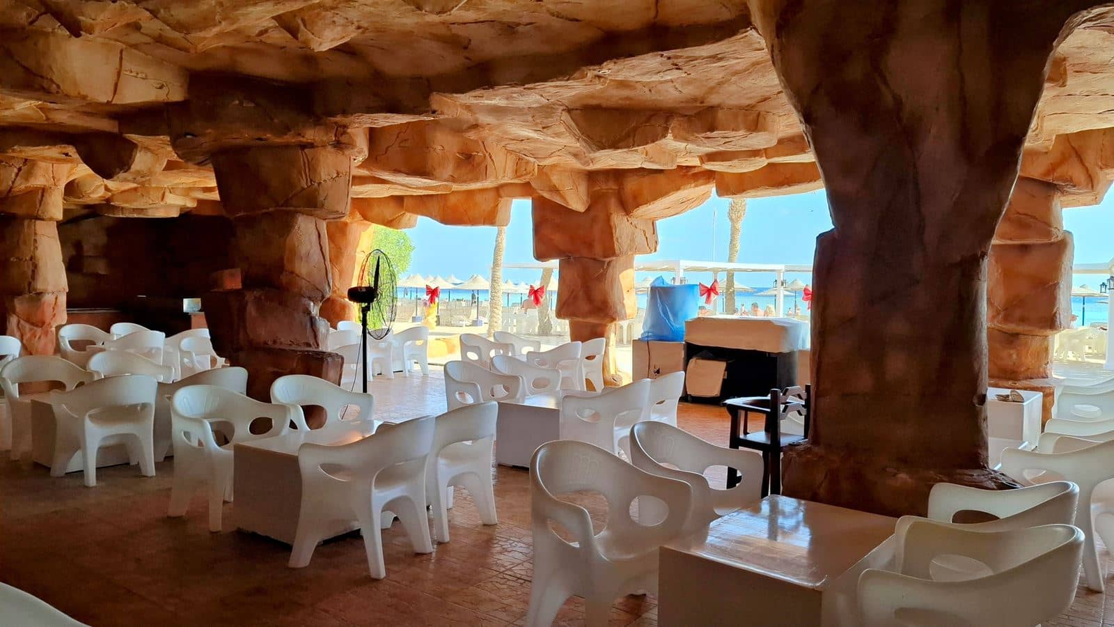 bars-cave-beach-bar