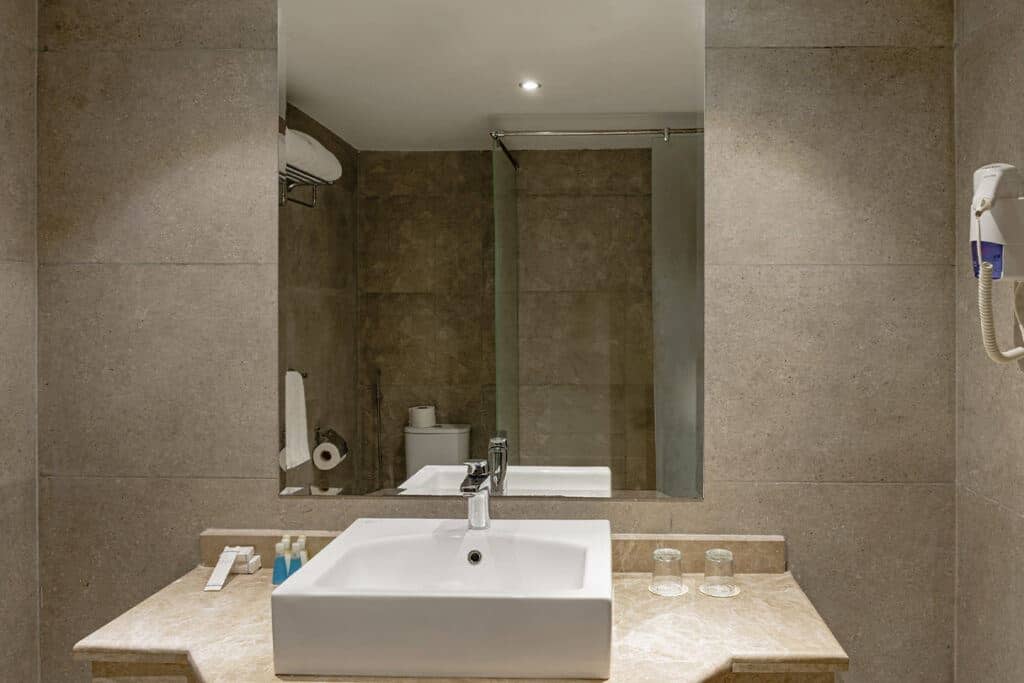rooms-deluxe-pool-view