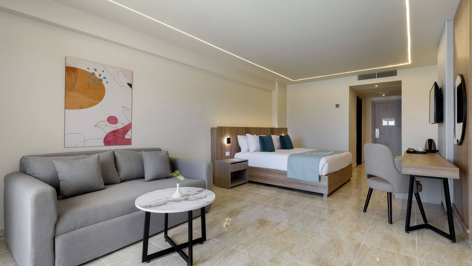 rooms-family-suit-pool-view