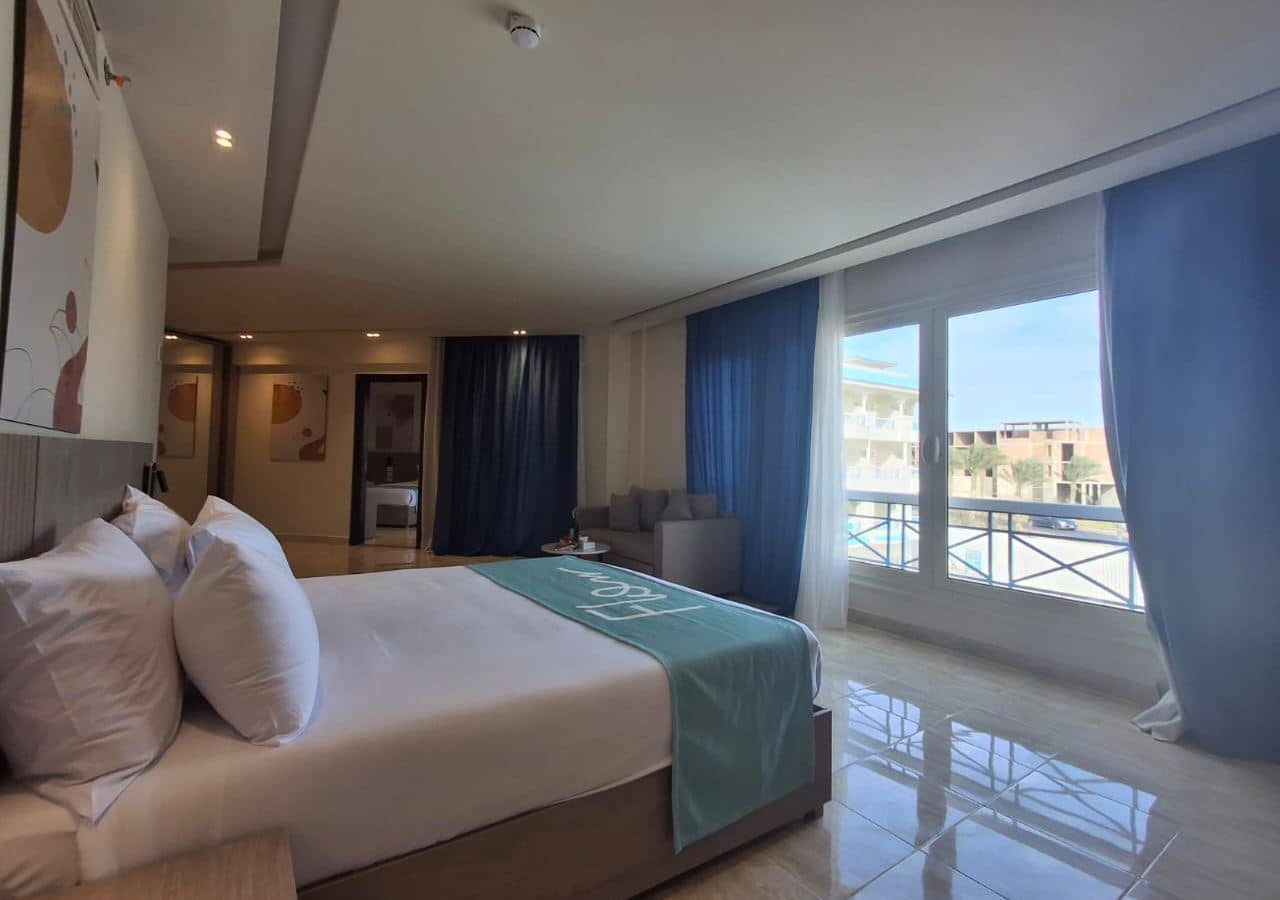 rooms-family-suit-pool-view