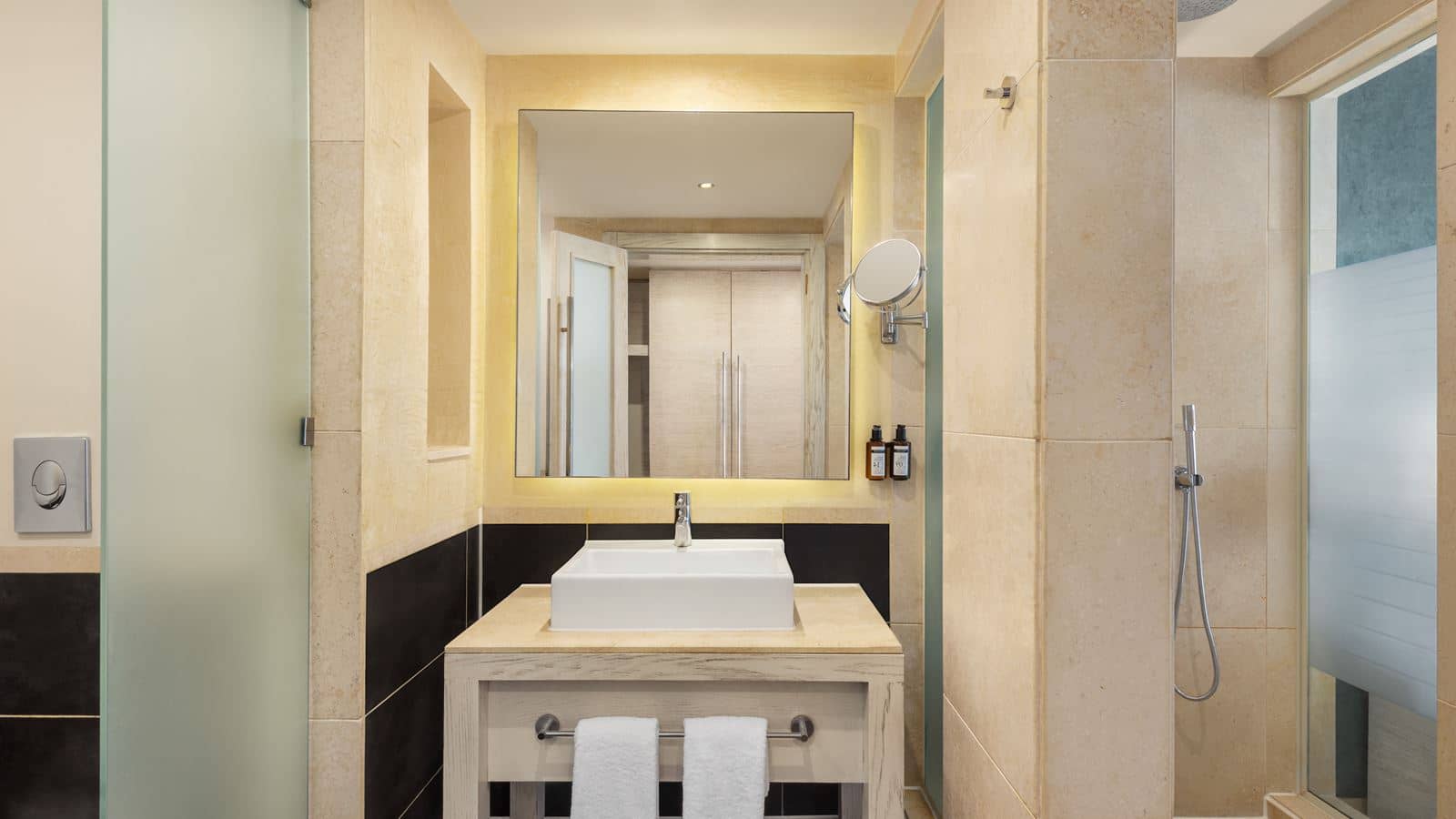 rooms-classic-pool-or-lagoon-view-room