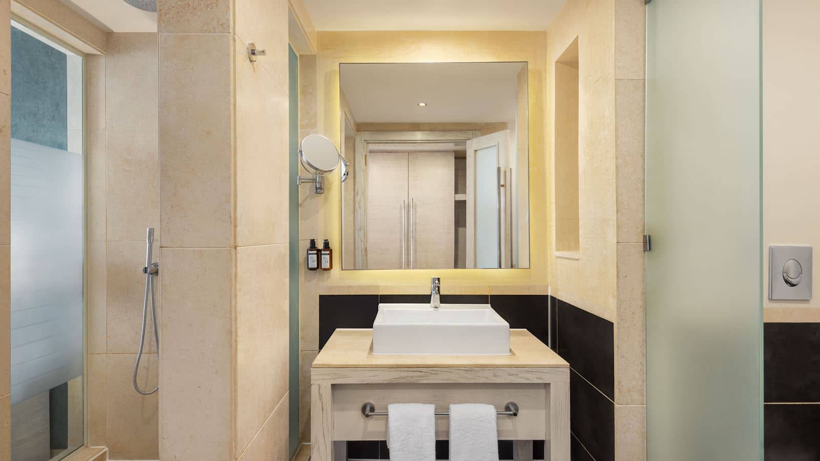 rooms-superior-suite-king-bed-pool-view