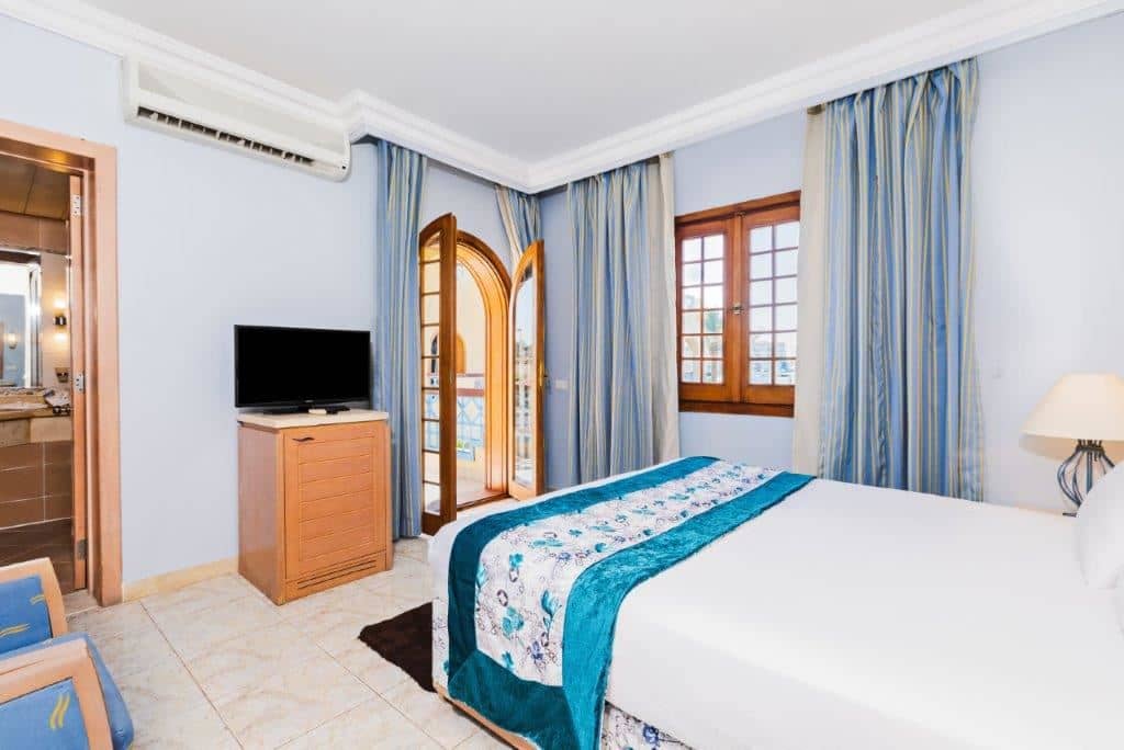 rooms-standard-room-pool-view