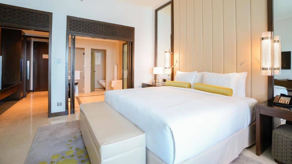 rooms-premium-room-corniche-view-king--twin