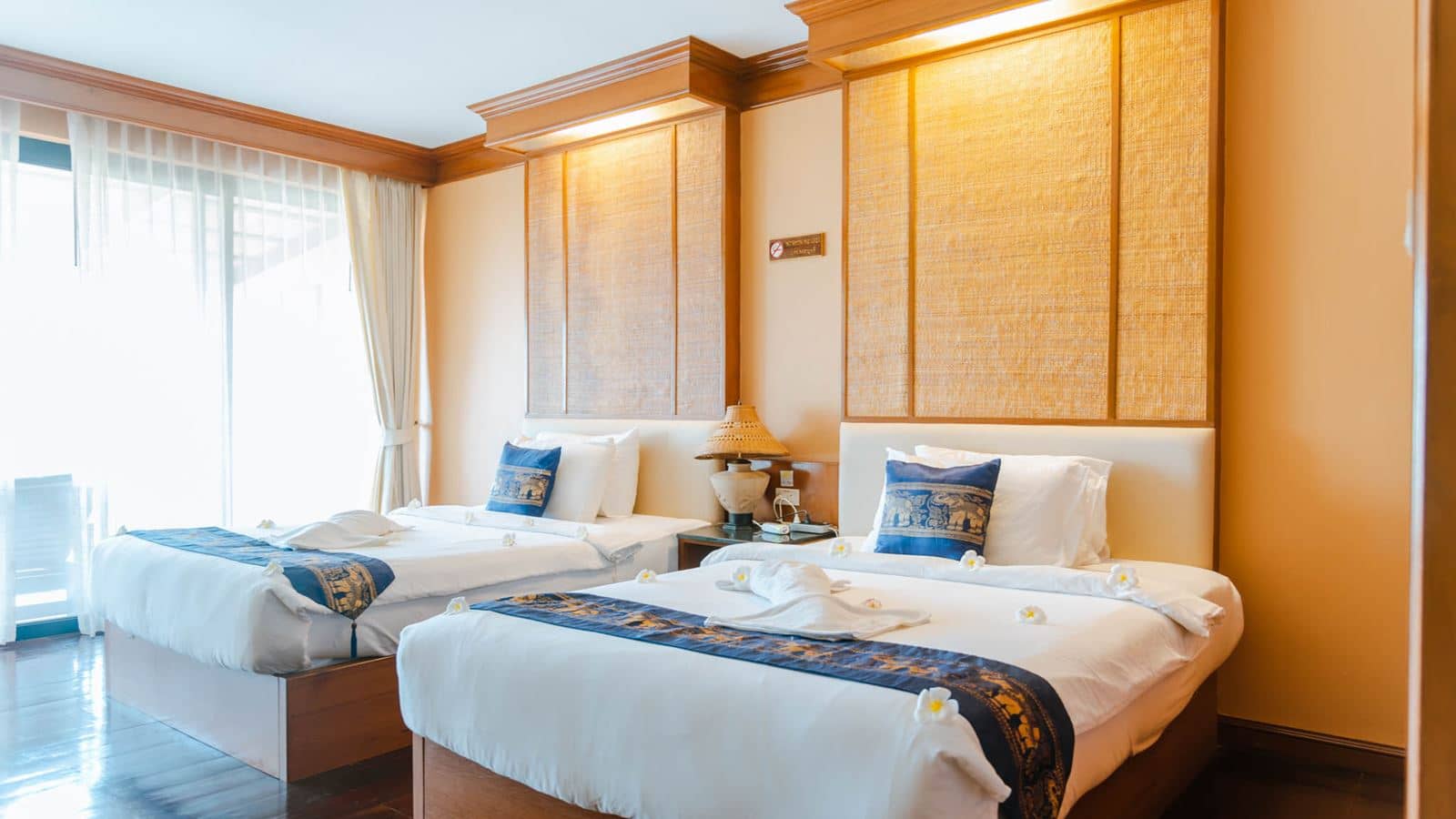 rooms-deluxe-room