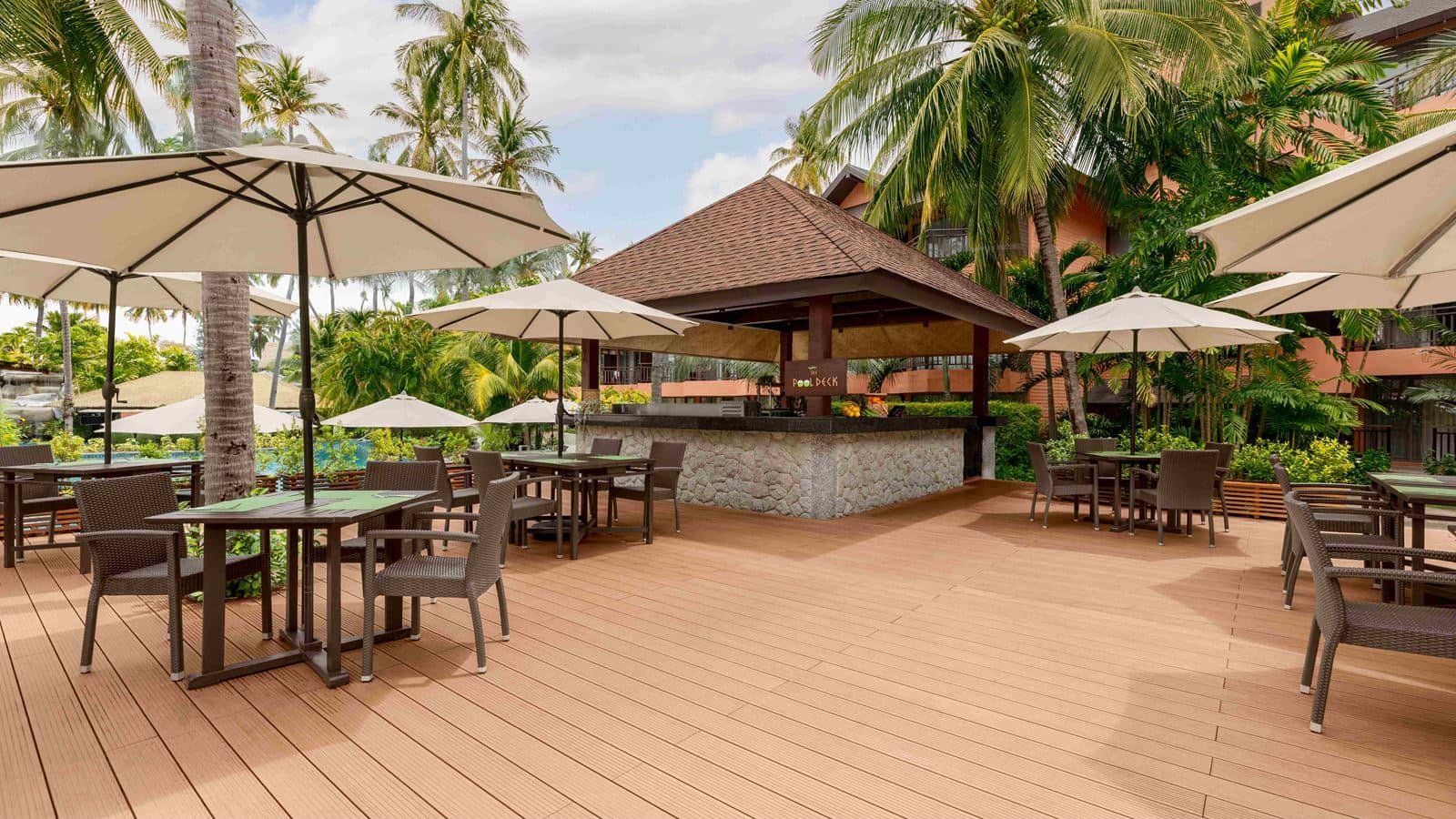 bars-the-pool-deck