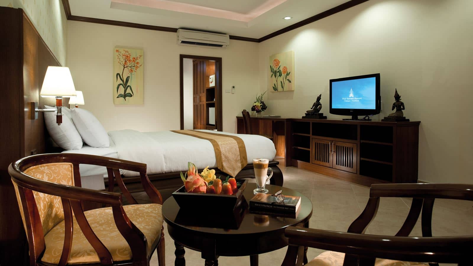 rooms-deluxe-hotel-room-pool-view