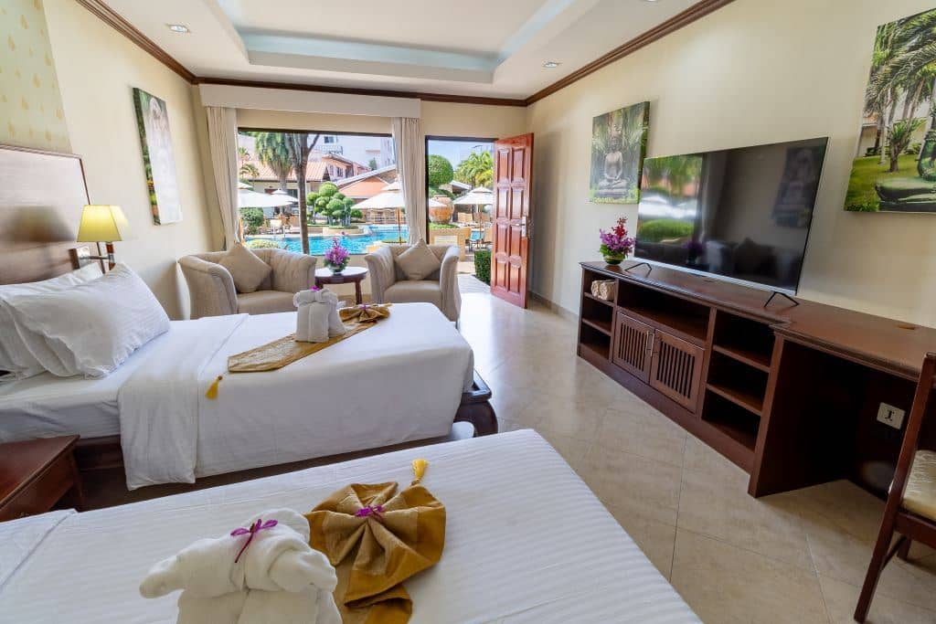 rooms-deluxe-hotel-room-pool-view