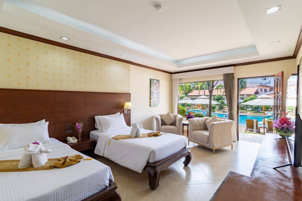 rooms-deluxe-hotel-room-pool-view