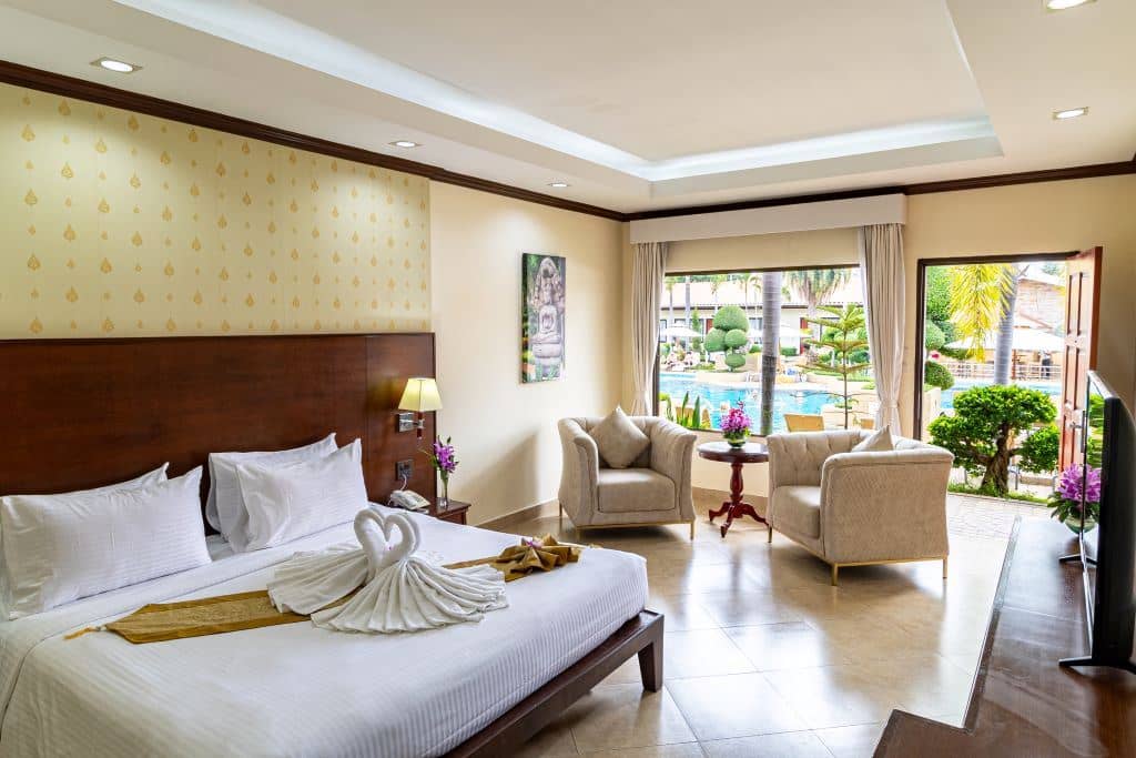 rooms-deluxe-hotel-room-pool-view