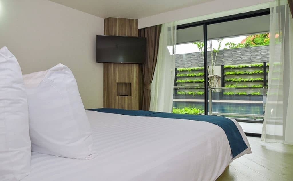 rooms-pool-access-room