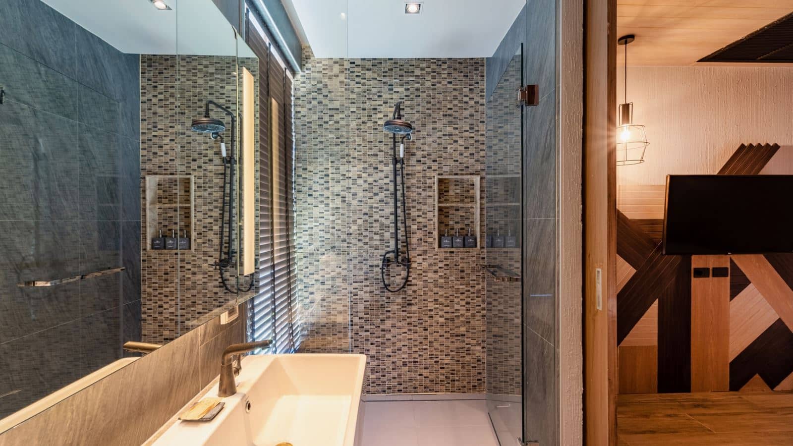 rooms-two-bedroom-suite-with-pool