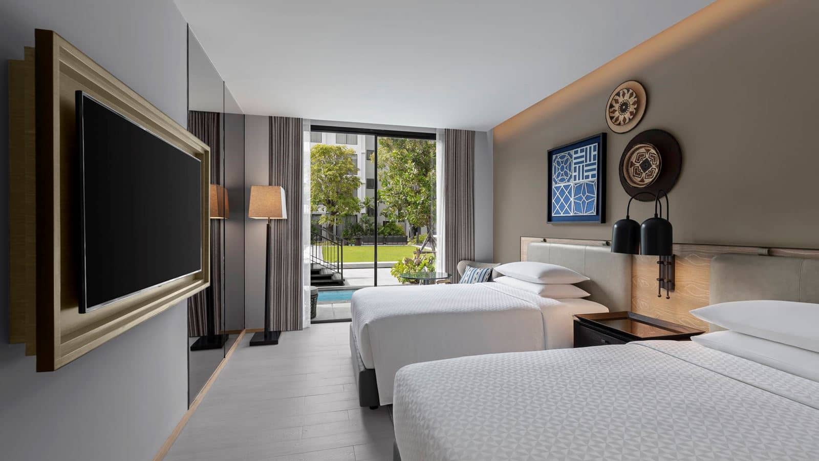 rooms-pool-access