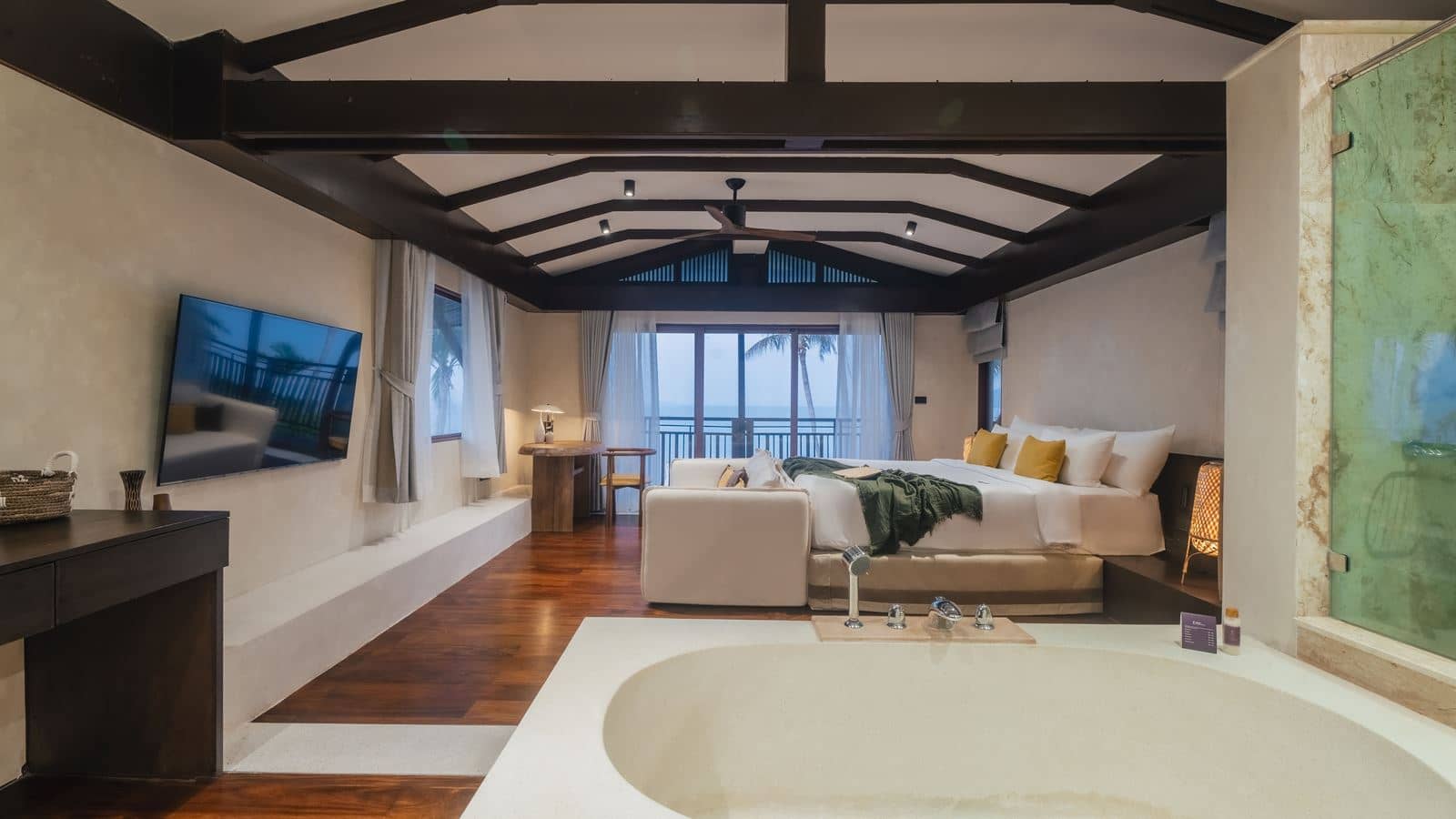 rooms-lux-3-bedroom-grand-beachfront-pool-villa