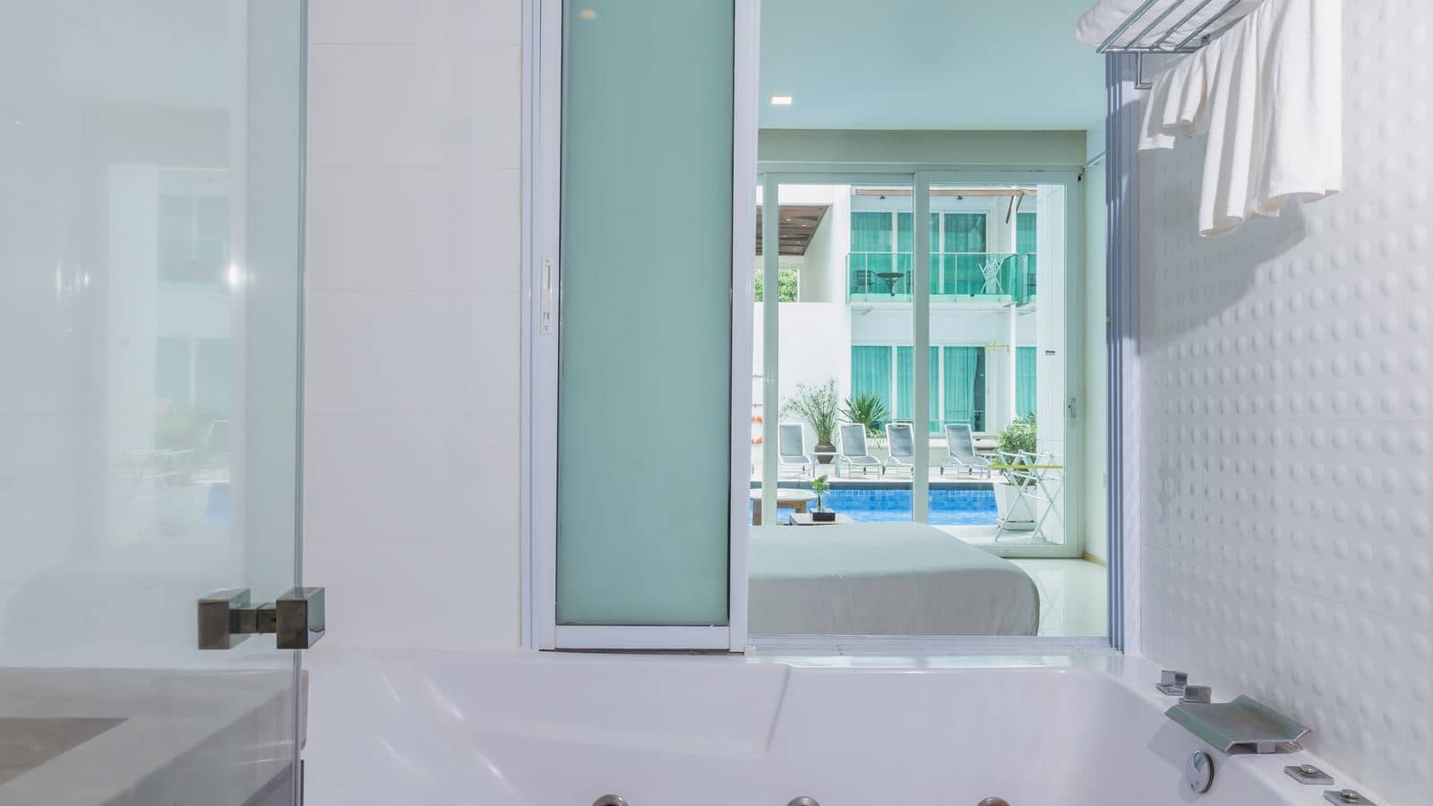 rooms-deluxe-pool-view