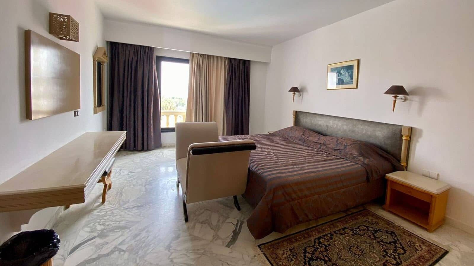rooms-coral-room