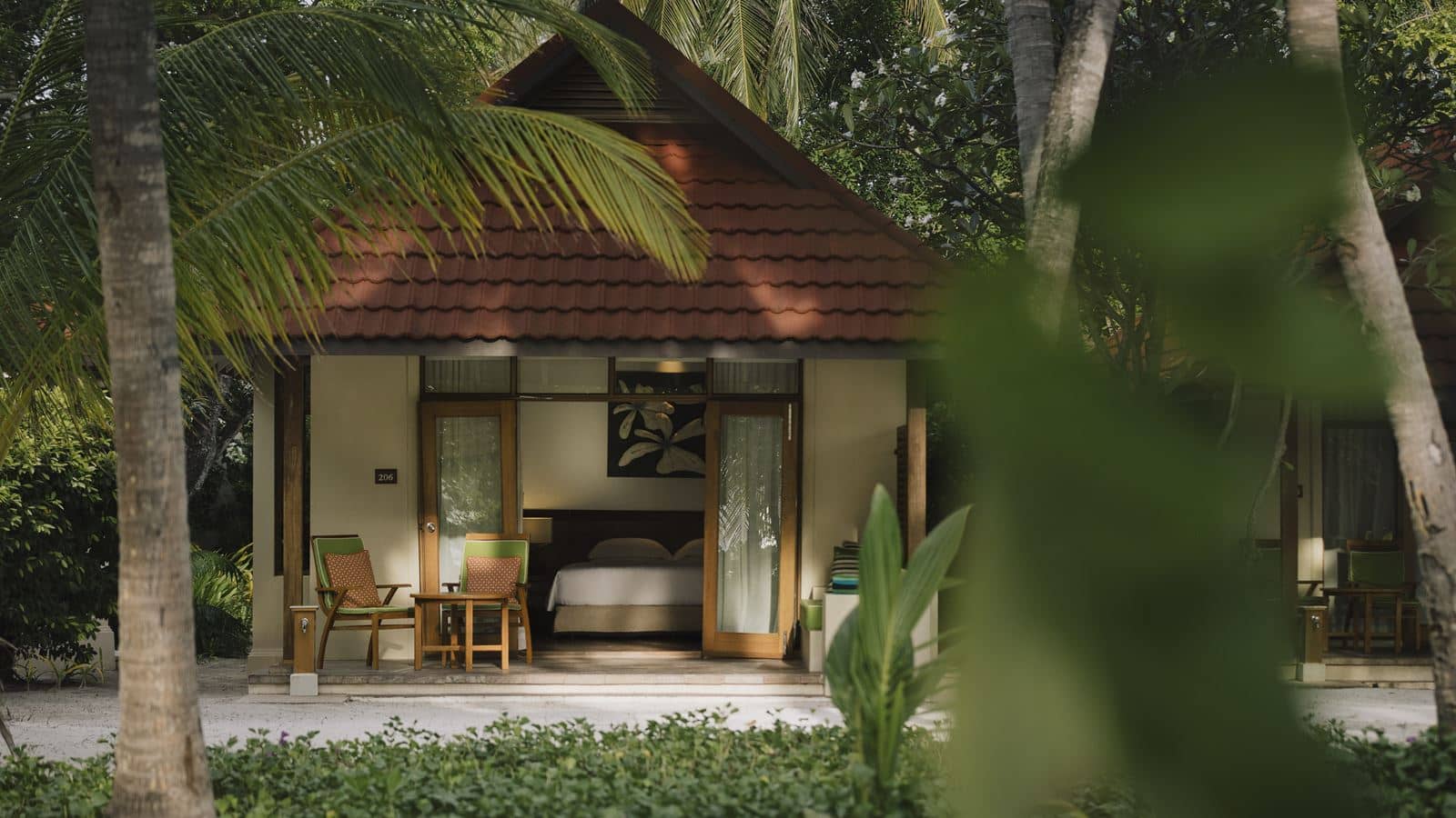 rooms-deluxe-bungalow