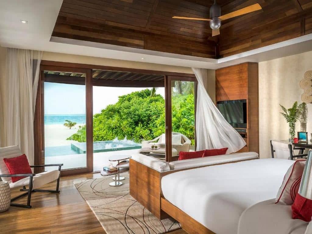 rooms-one-bedroom-beach-pool-pavilion