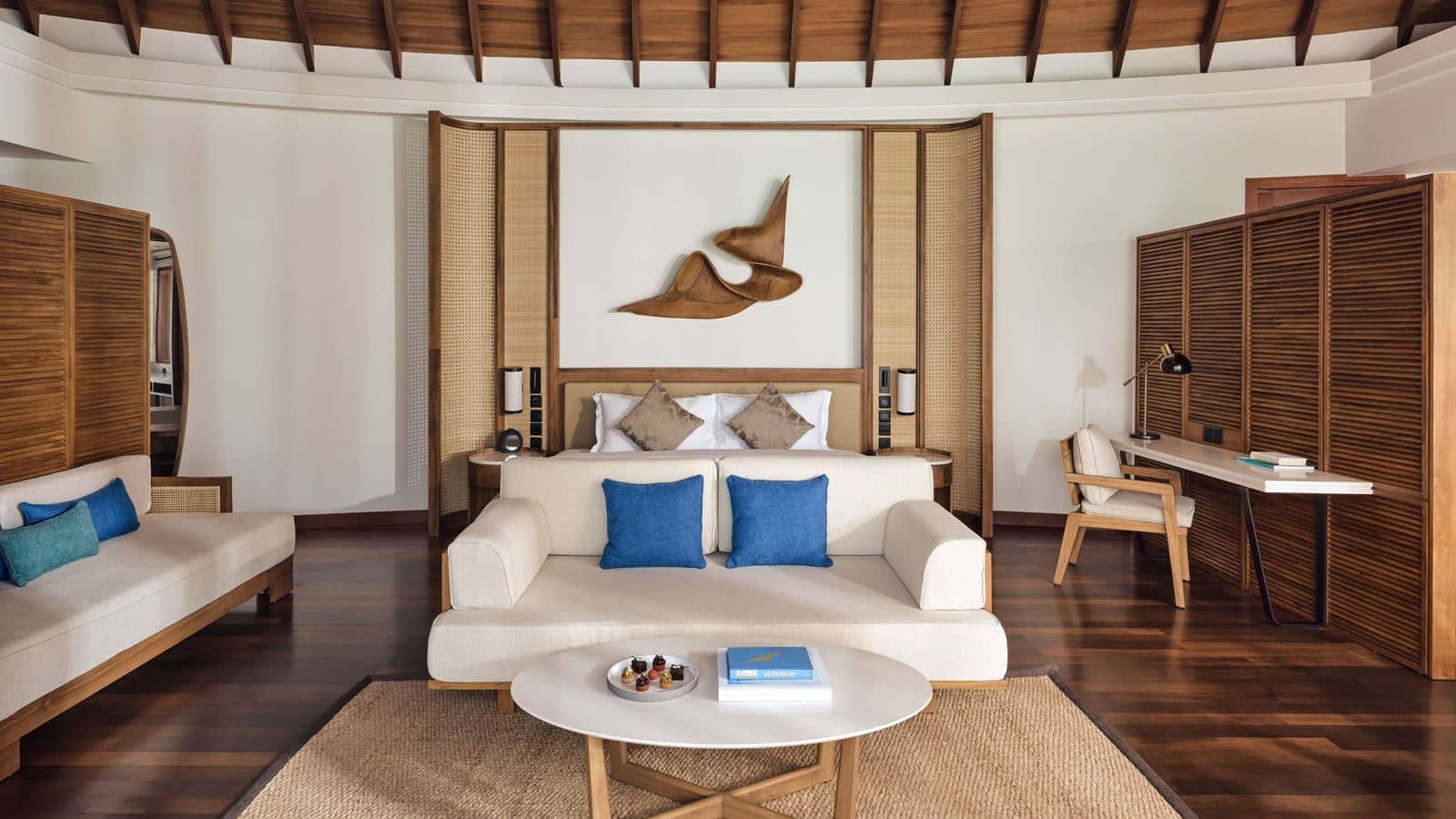 rooms-sunrise-over-water-suite