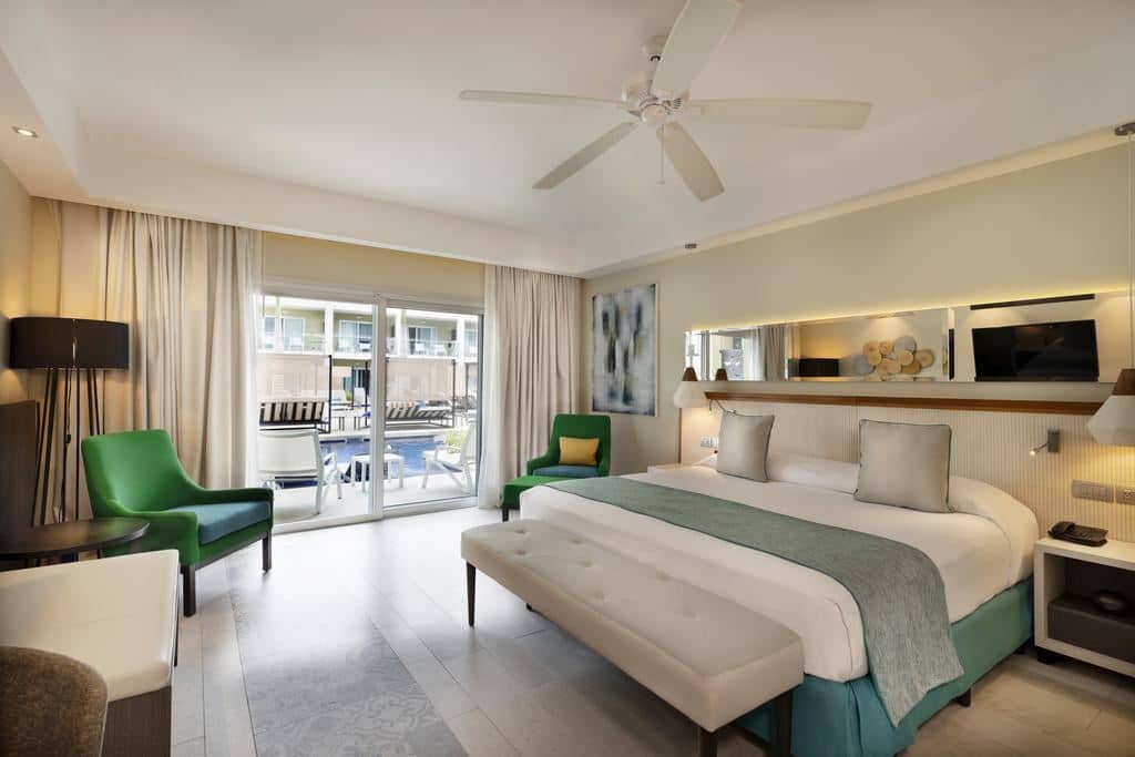 rooms-superior-junior-suite-swim-up