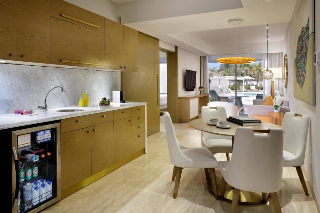rooms-suite-swim-up