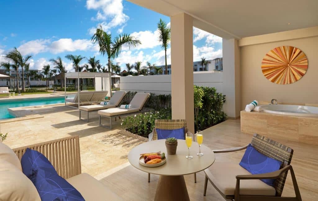 rooms-family-concierge-master-suite-swim-up