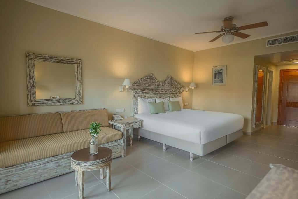 rooms-premium-near-pool