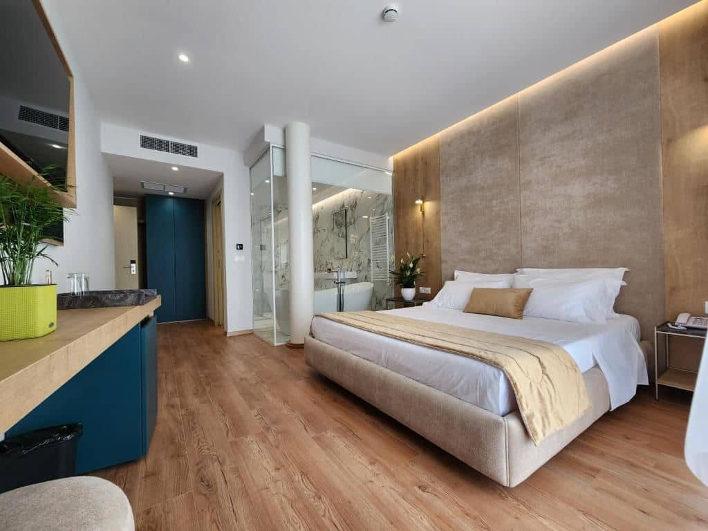 rooms-double-deluxe-room-seaview-balcony