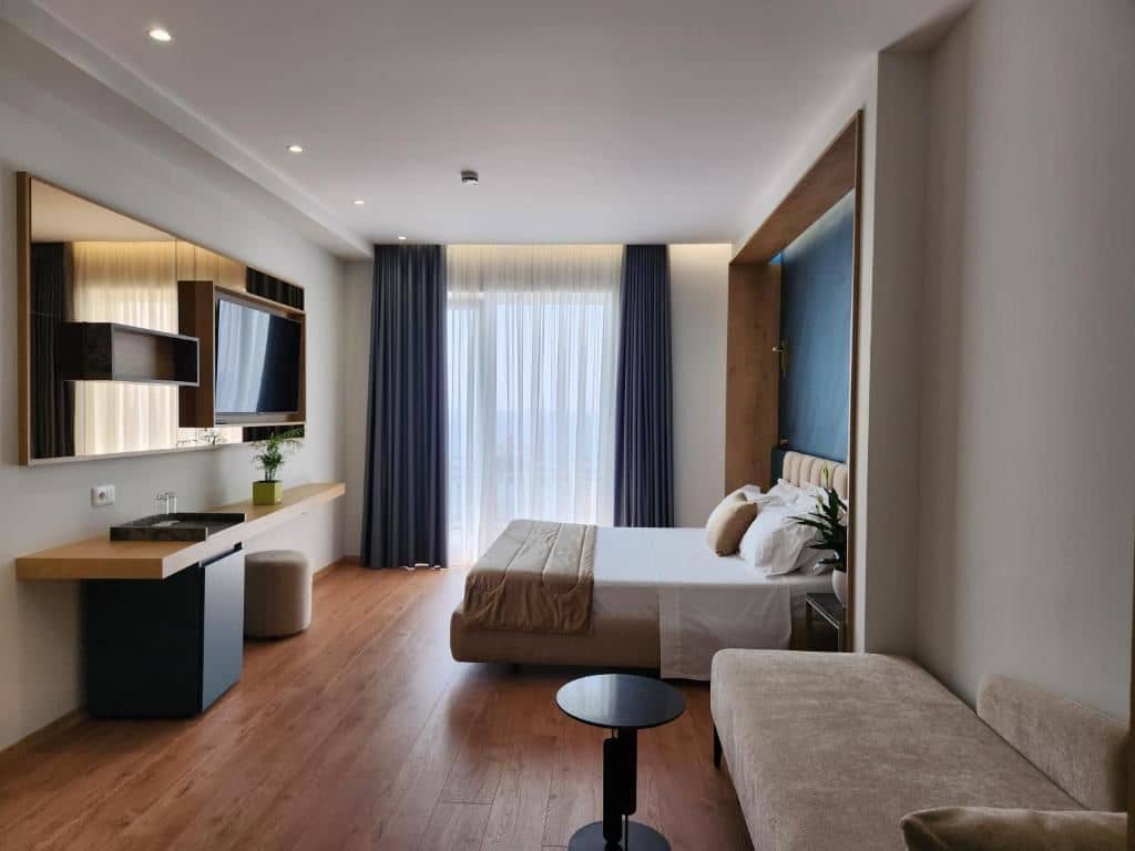 rooms-triple-superior-room-seaview-balcony