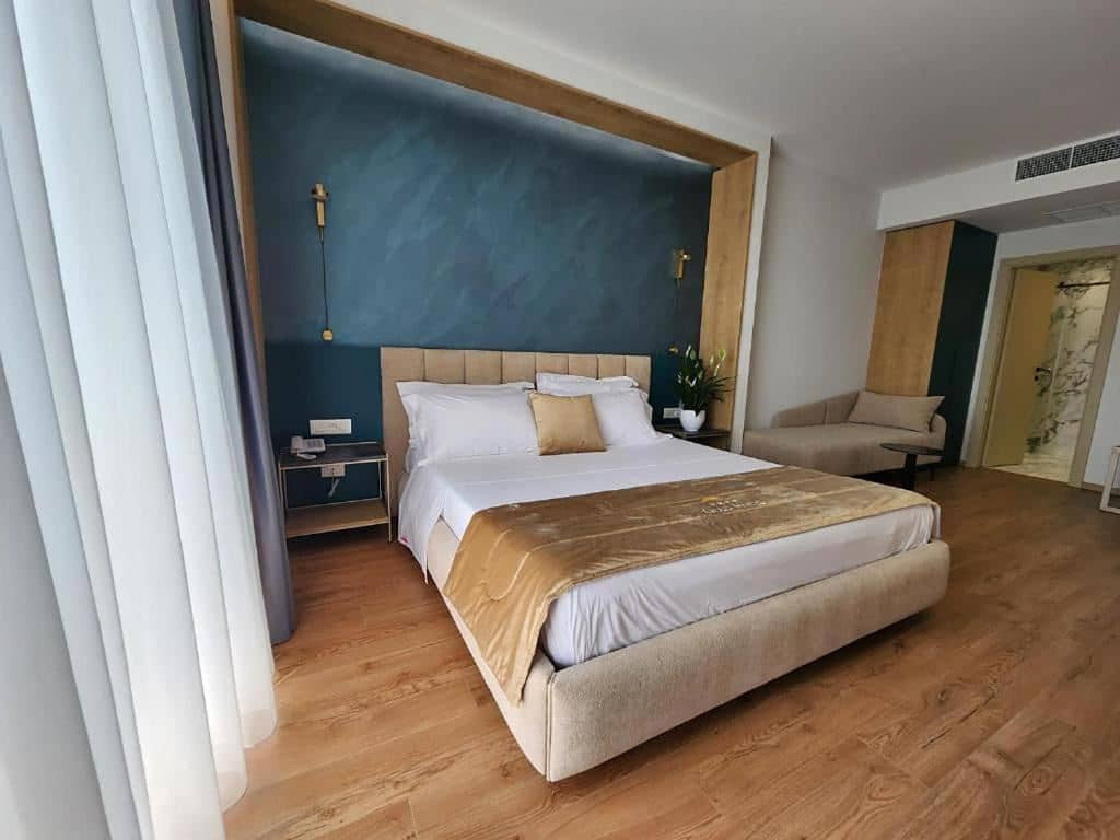 rooms-triple-superior-room-seaview-balcony