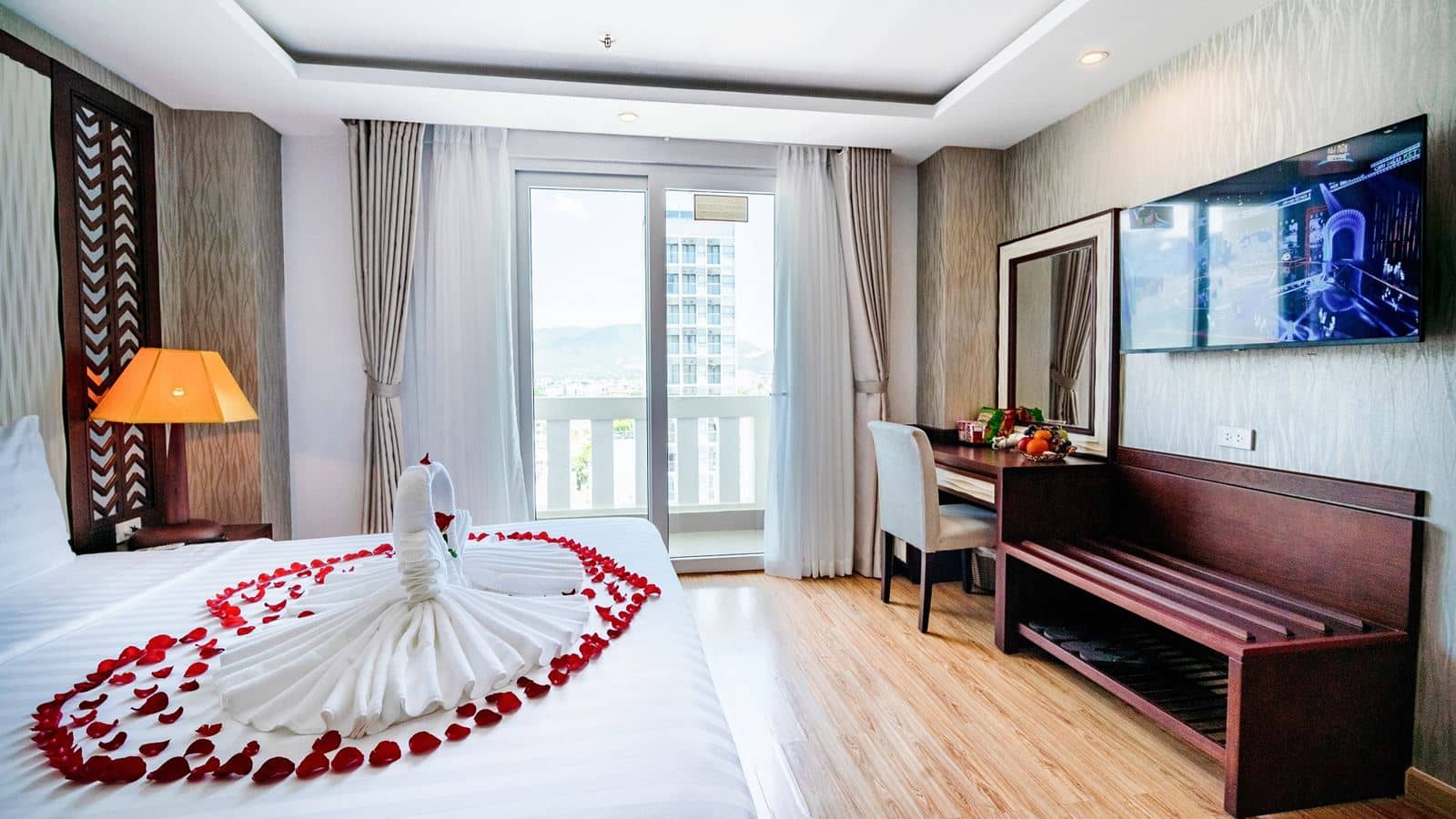 rooms-deluxe-city-view-with-balcony