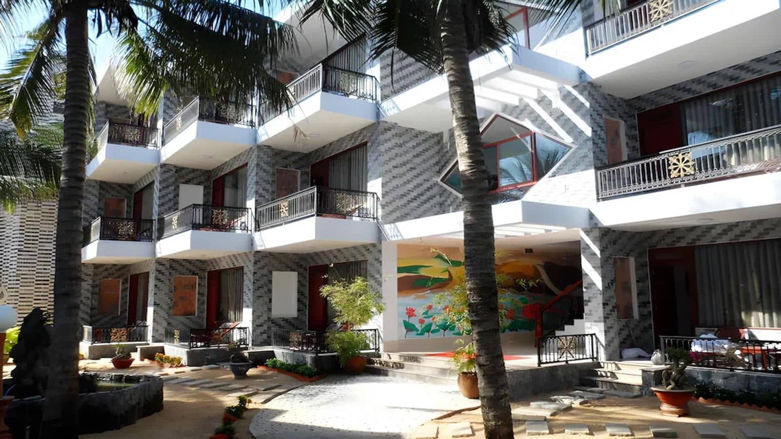 rooms-room-deluxe-ocean-or-garden-view-balcony