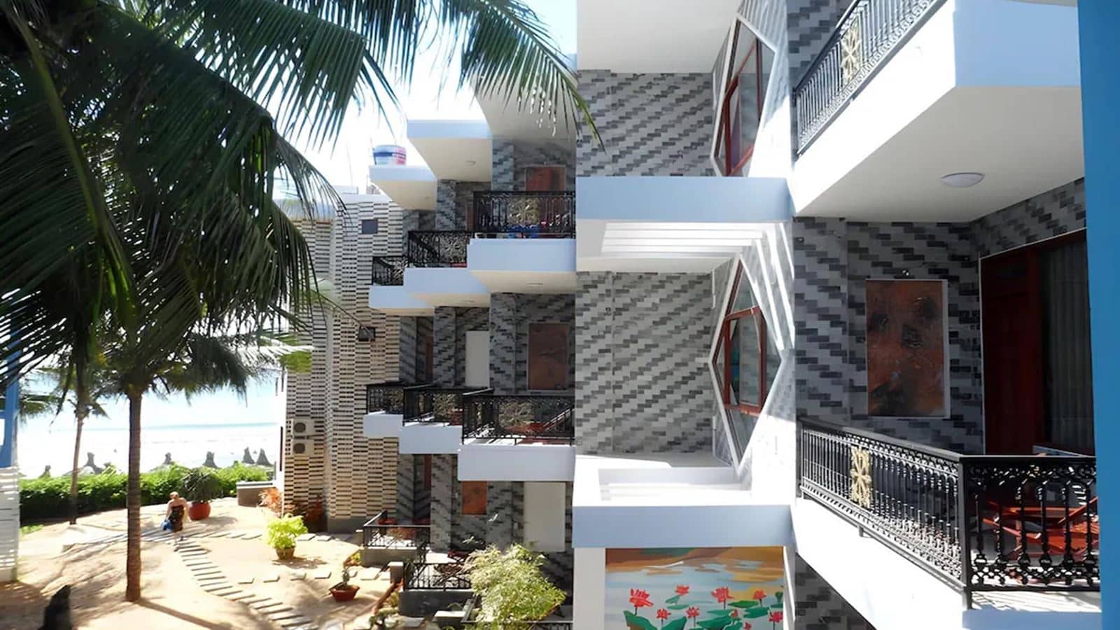 rooms-room-deluxe-ocean-or-garden-view-balcony