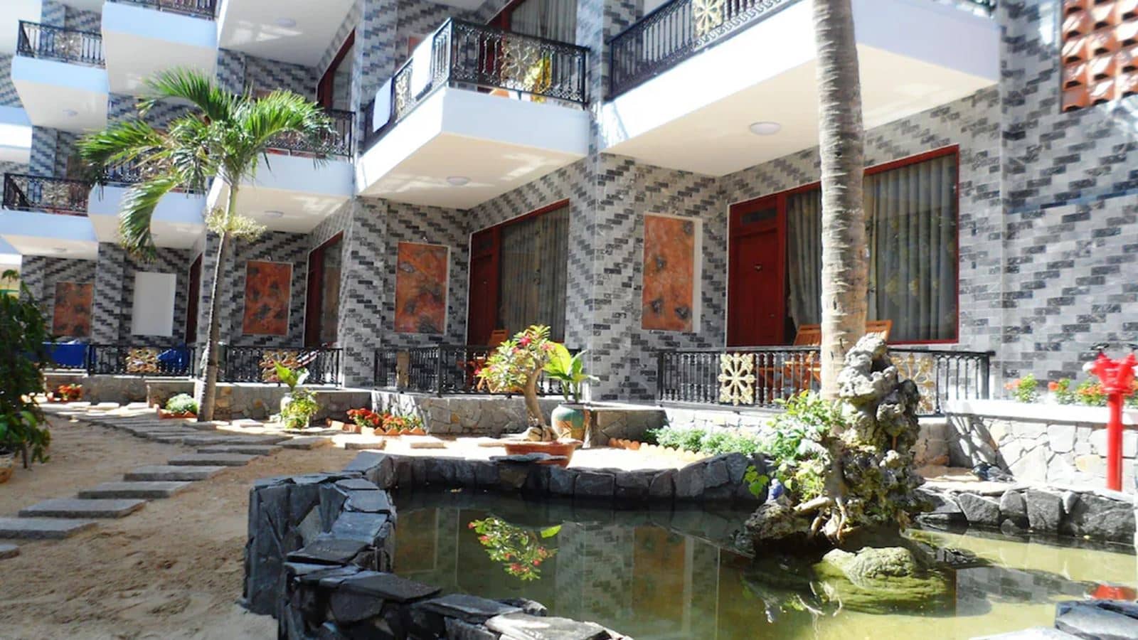 rooms-room-deluxe-ocean-or-garden-view-balcony
