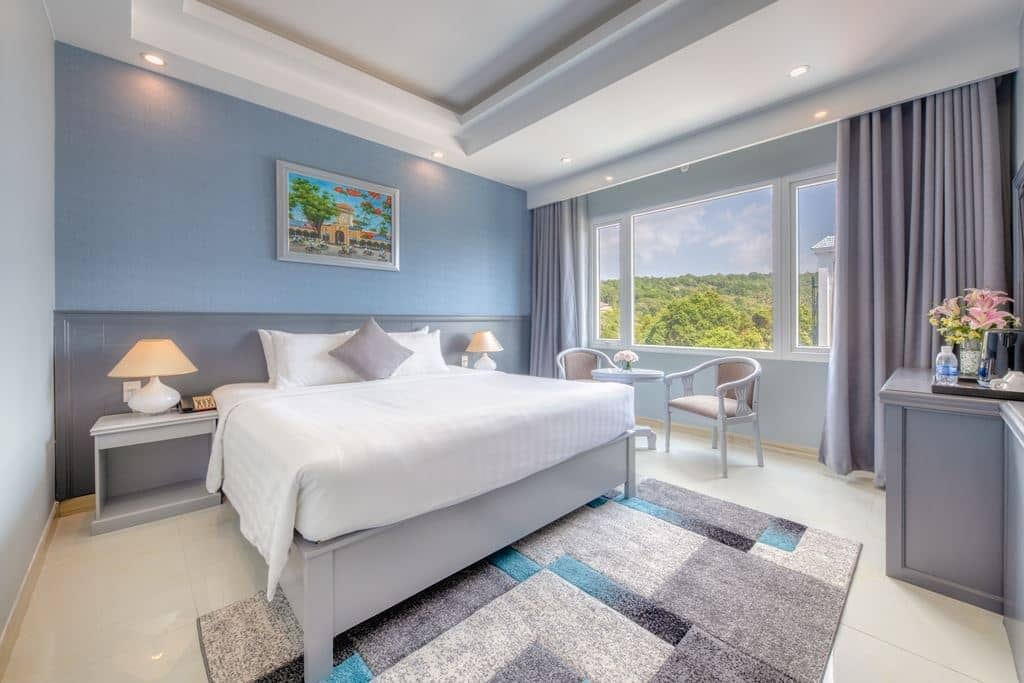 rooms-suite-with-window