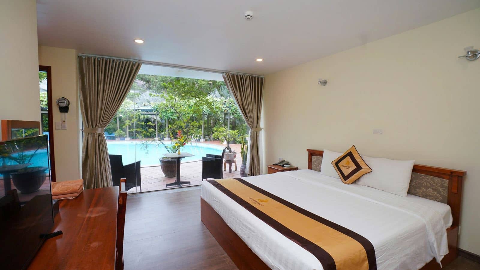 rooms-king-suite-pool-view