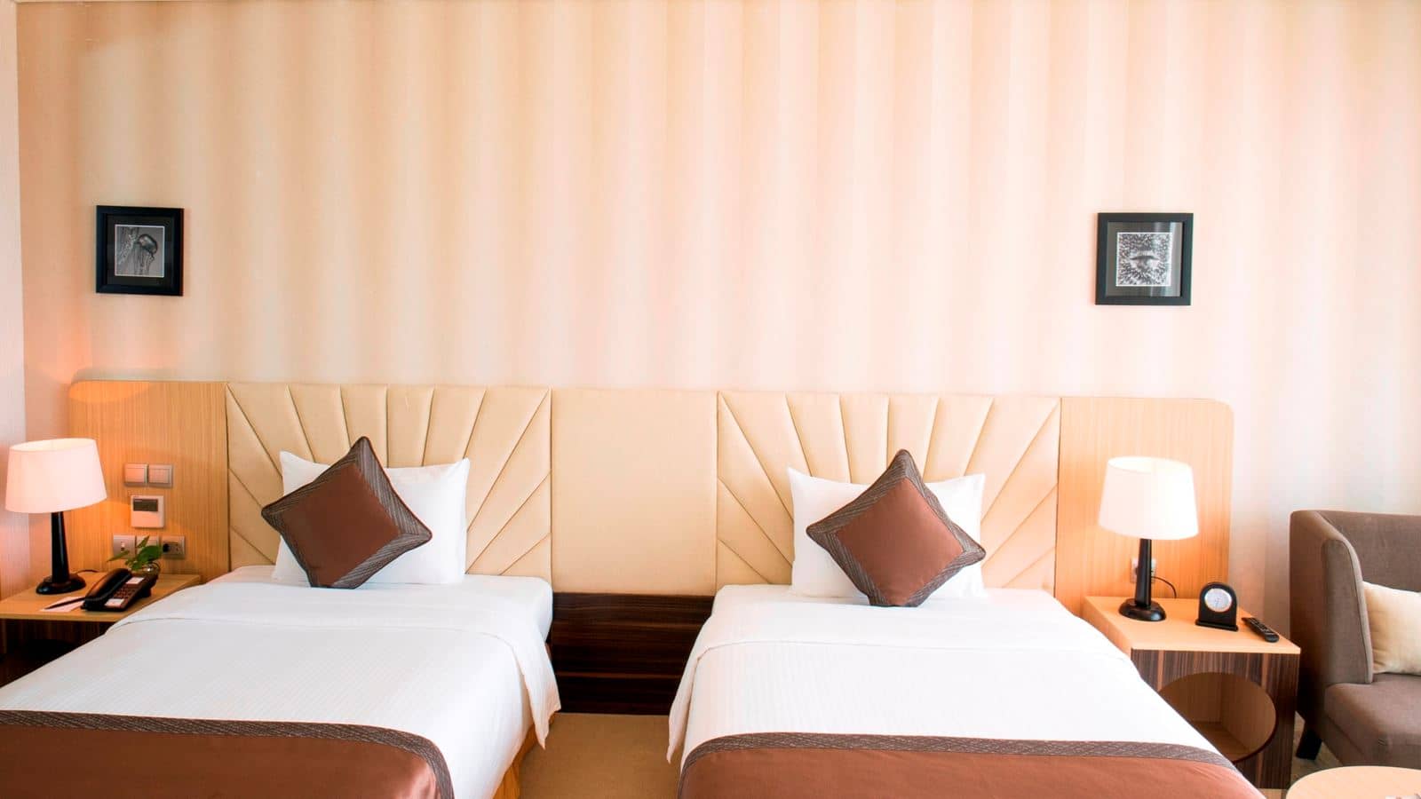 rooms-deluxe-twin-with-balcony