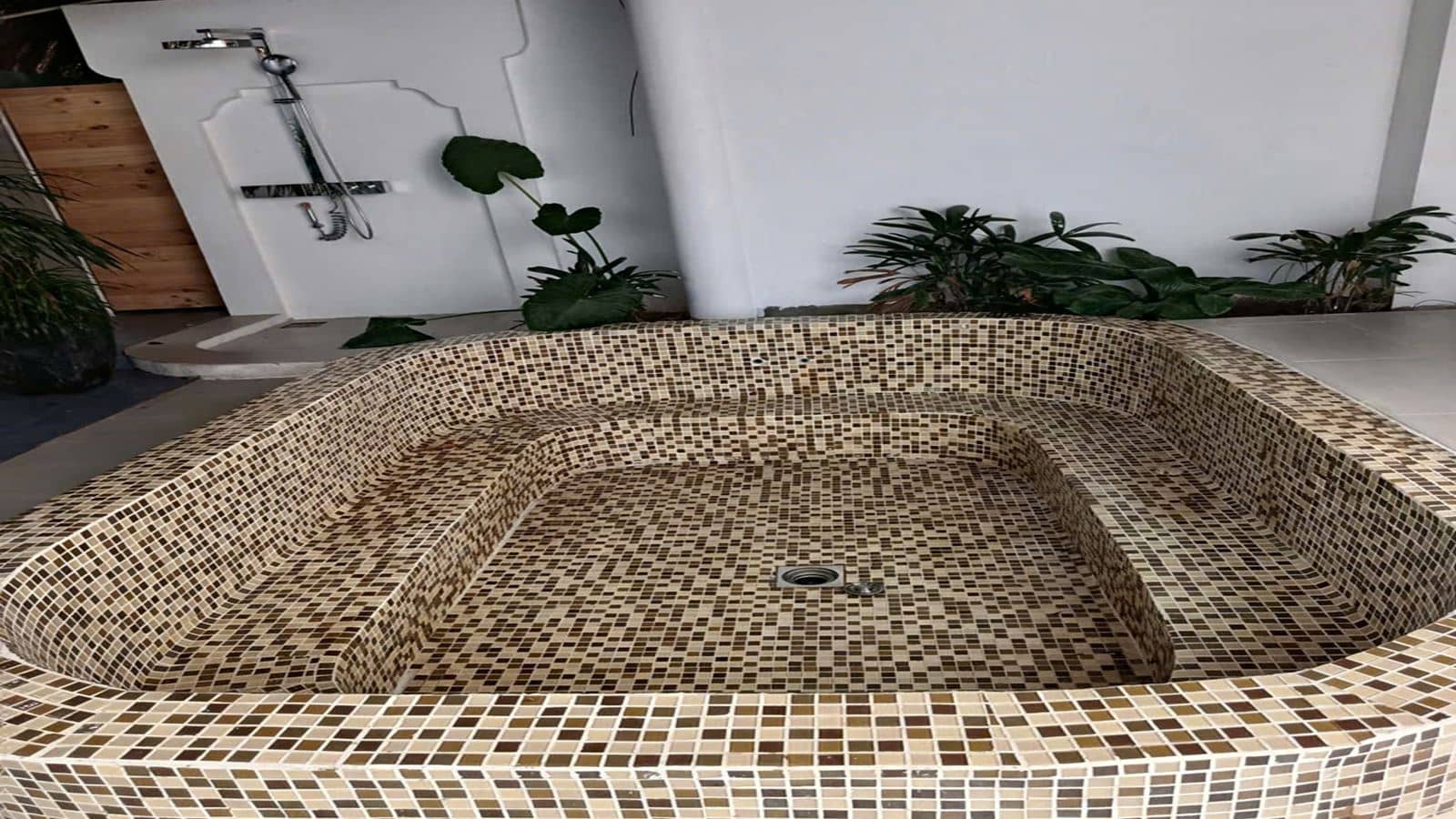 rooms-jaccuzi-villa-3-bedrooms-garden-view-no-extra-bed