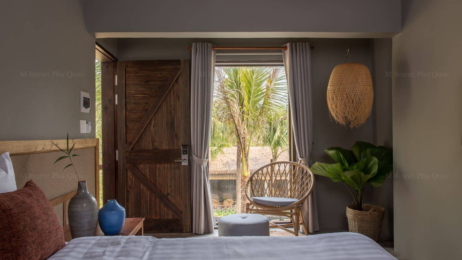 rooms-tropical-room